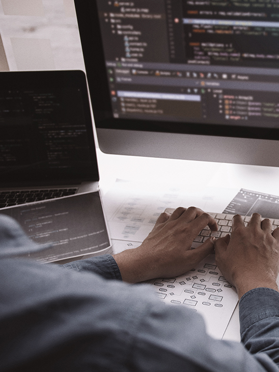 Hombre trabajando con una computadora portátil