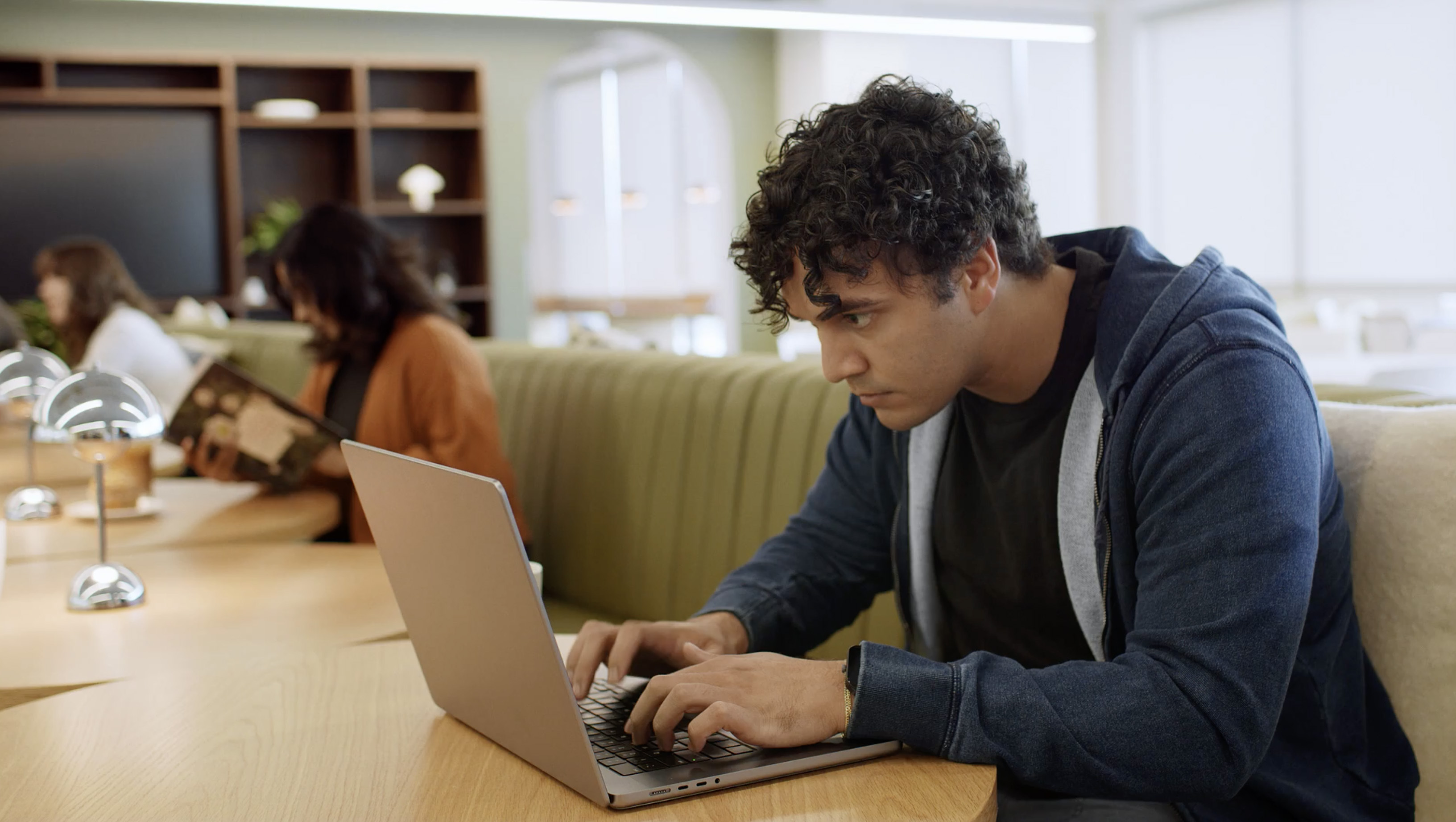 Vea la seguridad en tiempo de ejecución impulsada por IA <br/>frente a un ataque.